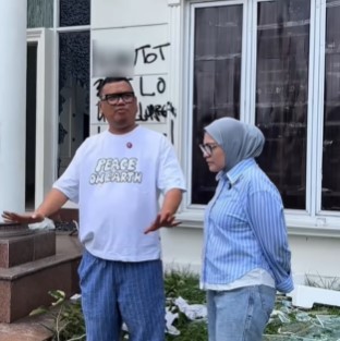 Uya Kuya dan Astrid melihat rumah mereka yang dijarah massa. (instagram)